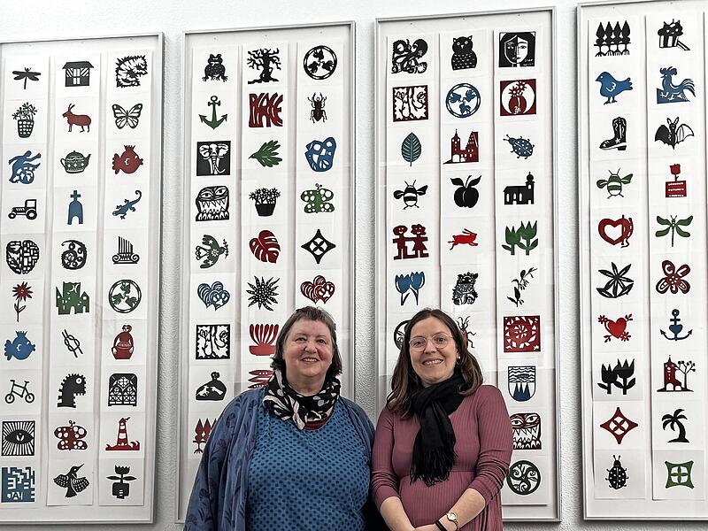 Jannina Hector (links) und Kulturbeauftragte Katharina Eckstein vor dem Kunstwerk im Landratsamt.