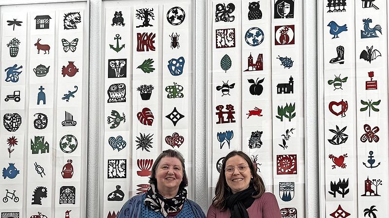 Jannina Hector (links) und Kulturbeauftragte Katharina Eckstein vor dem Kunstwerk im Landratsamt.