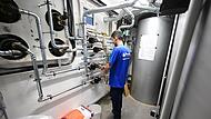 Handwerker arbeitet an Installation der Technik einer W&auml;rmepumpe