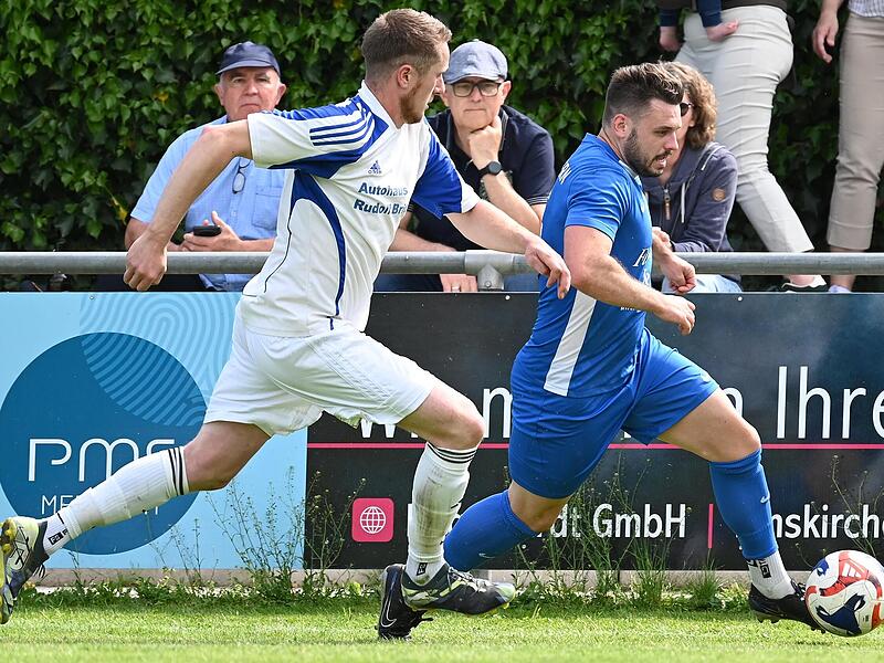 Moritz Ertel vom FC Ottensoos verfolgt Rene Faulhaber.