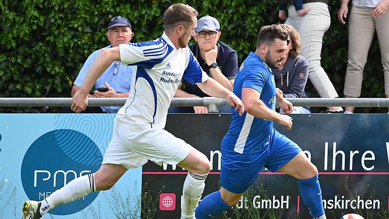 Moritz Ertel vom FC Ottensoos verfolgt Rene Faulhaber.