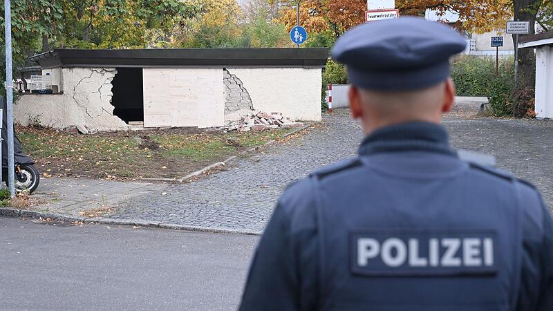 Gestohlenes Leihauto kracht in Garagenwand Gestohlenes Leihauto kracht in Garagenwand
