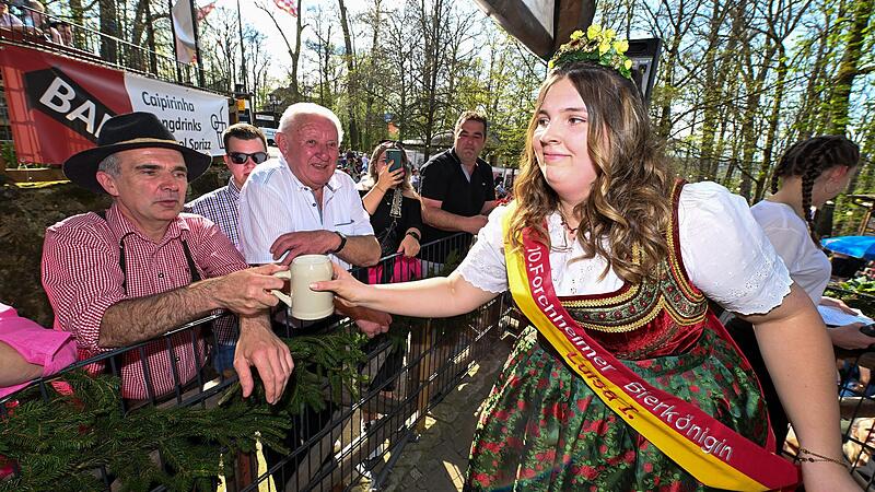 Die neue Bierkönigin verteilt bei ihrer ersten Amtshandlung Freibier.Forchheim & Fränkische Schweiz