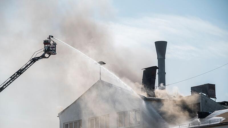 Gro&szlig;brand in Wunsiedel - Polizei warnt vor giftigem Rauch