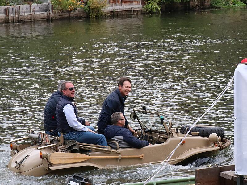 Michael Stoschek am Steuer seines Amphibienfahrzeuges bei der Bamberger Sandkerwa 2018: Hinten rechts sein Sohn Maximilian. Michael Stoschek am Steuer seines Amphibienfahrzeuges bei der Bamberger Sandkerwa 2018: Hinten rechts sein Sohn Maximilian.