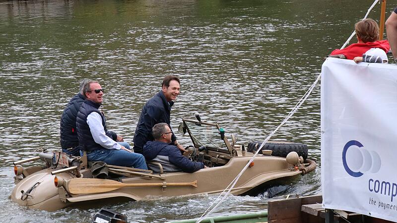 Michael Stoschek am Steuer seines Amphibienfahrzeuges bei der Bamberger Sandkerwa 2018: Hinten rechts sein Sohn Maximilian. Michael Stoschek am Steuer seines Amphibienfahrzeuges bei der Bamberger Sandkerwa 2018: Hinten rechts sein Sohn Maximilian.