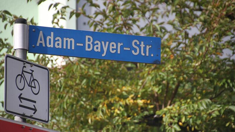 Die Adam-Bayer-Straße ist nach dem Langheimer Mönch Pater Adam benannt, der als Johann Konrad Beyer (oder Bayer) 1717 in Höchstadt geboren wurde.