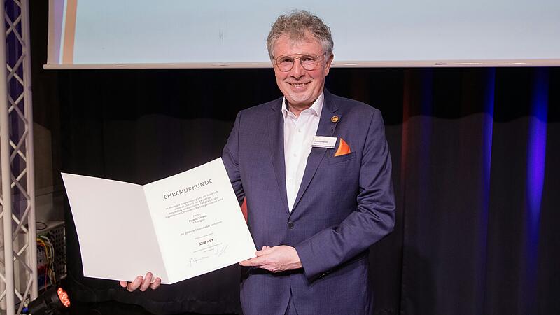 Roland K&ouml;ppel freut sich &uuml;ber die goldene Ehrennadel des GVB.