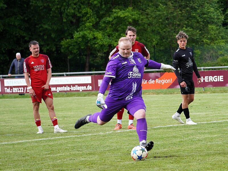 Fabian Dellermann verwandelt sicher zum 3:0 per Foulelfmeter. Fabian Dellermann verwandelt sicher zum 3:0 per Foulelfmeter.