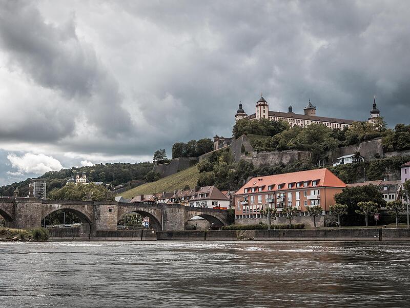 Die d&uuml;steren Wolken &uuml;ber der Festung Marienberg k&ouml;nnen die Laune nun nicht mehr tr&uuml;ben: Die Main-Wanderung ist gegl&uuml;ckt.