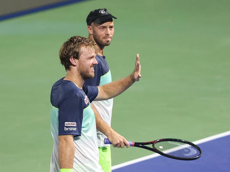 Kevin Krawietz (vorne) und Tim P&uuml;tz bedankten sich nach ihrem Sieg in Dubai f&uuml;r die Unterst&uuml;tzung der Zuschauer.