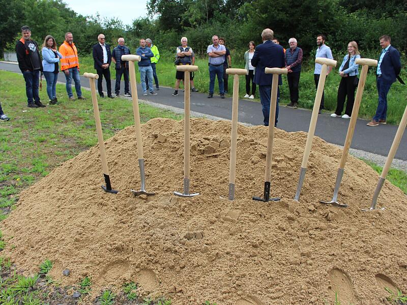 Spatenstich f&uuml;r den Gleispark Rupboden: Beteiligte der Gemeinde Zeitlofs, der zust&auml;ndigen Beh&ouml;rden, ehrenamtliche Helferinnen und Helfer, Planer und Baufirma er&ouml;ffnen offiziell den Baustart.