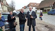 Axel Rogner (Zweiter von rechts) gratuliert Gerald Brehm (rechts) in Höchstadt.