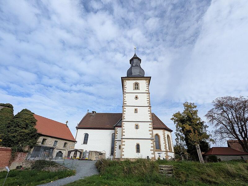 Die Kirche ist das Wahrzeichen Rugendorfs.