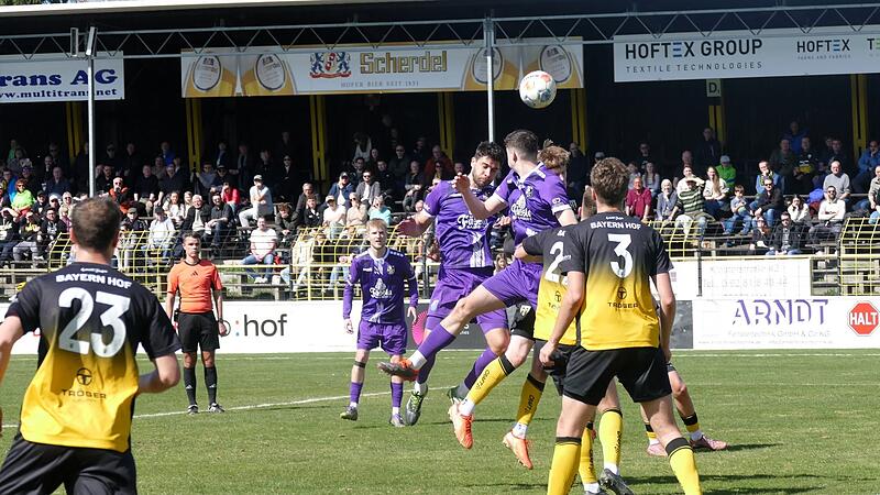 FC Eintracht Bamberg im Traditionsduell bei Bayern Hof Am Ostermontag erkämpften sich Christopher Kettler (Mitte) und der FC Eintracht in Hof ein 0:0. Beim Wiedersehen auf der Grünen Au werden an Halloween weit über 1000 Zuschauer erwartet.