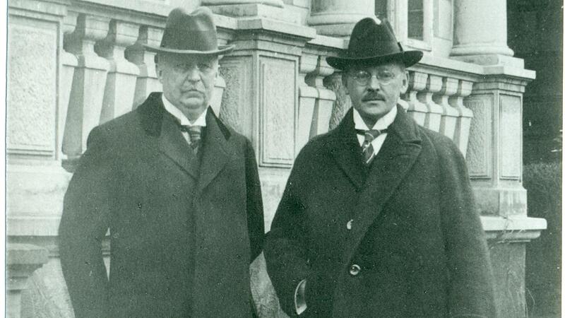 1924 ist Erich Ludendorff wiederum Gast bei Fritz Hornschuch. Das Foto ist vor der Loggia der T&auml;ffner-Villa (Kressenstein 17) entstanden, die Hornschuch erworben hat.