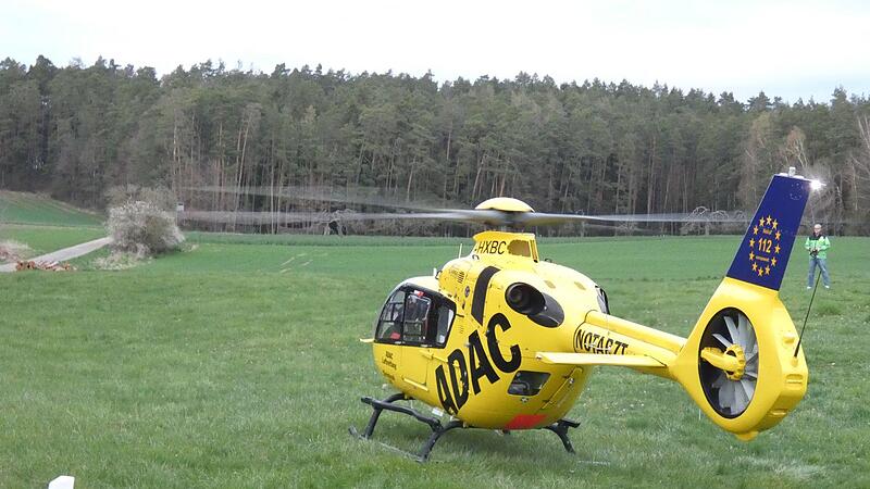 Der Rettungshubschrauber landete auf der Wiese in der Nähe.