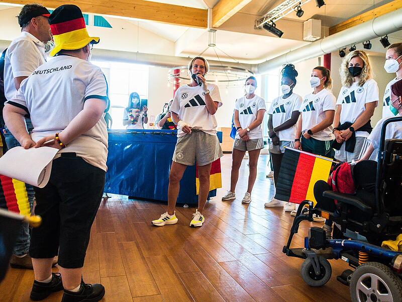 Mit so einem herzlichen Empfang hatte niemand der DFB-Frauen gerechnet.