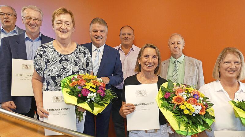 Gesch&auml;ftsleiter R&uuml;diger K&ouml;hler, G&uuml;nter S&ouml;llner, Erika H&ouml;hn, Landrat Klaus Peter S&ouml;llner, Personalratsvorsitzender Udo Kastner, Waltraud Spindler, Personalleiter Wolfgang Willert und Margit Tober bei der &Uuml;bergabe der Urkunden (von links)