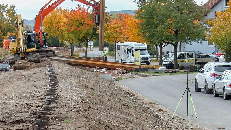 Im Deich bei Dörfleins werden derzeit die Spundwände eingebracht.