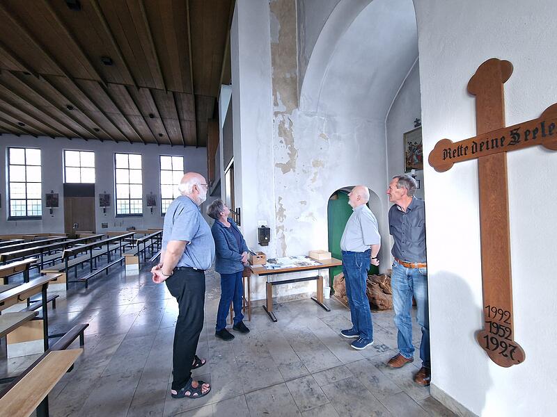Dekan Stefan Hartmann (von links), Barbara Markart, Diakon Michael Sell und Kirchenpfleger Johannes Metz besprechen die geplanten Ver&auml;nderungen im Bereich der historischen Rundb&ouml;gen. Dort sollen k&uuml;nftig zus&auml;tzliche Abstellm&ouml;glichkeiten geschaffen werden.
