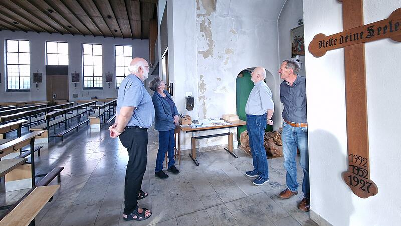 Dekan Stefan Hartmann (von links), Barbara Markart, Diakon Michael Sell und Kirchenpfleger Johannes Metz besprechen die geplanten Ver&auml;nderungen im Bereich der historischen Rundb&ouml;gen. Dort sollen k&uuml;nftig zus&auml;tzliche Abstellm&ouml;glichkeiten geschaffen werden.