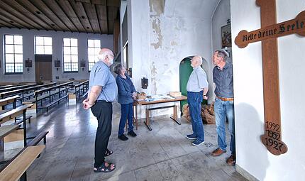 Dekan Stefan Hartmann (von links), Barbara Markart, Diakon Michael Sell und Kirchenpfleger Johannes Metz besprechen die geplanten Ver&auml;nderungen im Bereich der historischen Rundb&ouml;gen. Dort sollen k&uuml;nftig zus&auml;tzliche Abstellm&ouml;glichkeiten geschaffen werden.