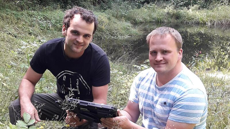 Felix Kruhme (links) und Alexander Schmitt prüfen das Gebiet um ein naturnahes Gewässer-Biotop.