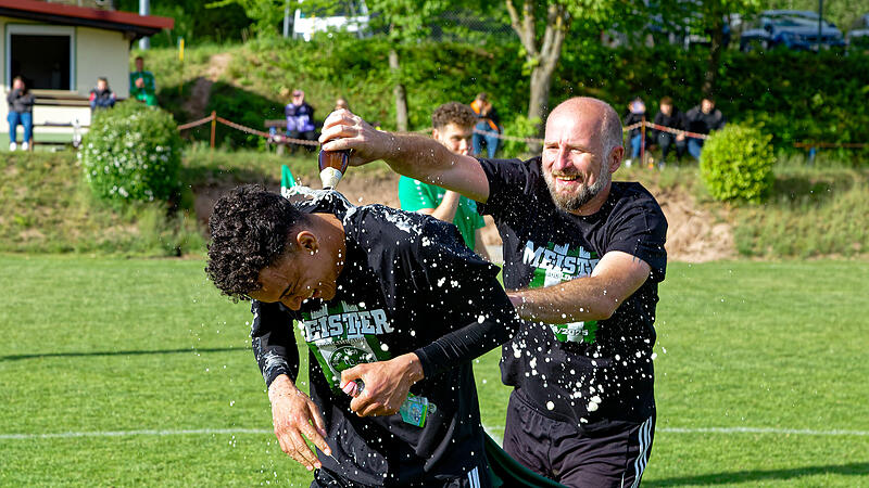Der TDC Lindau II feiert die Meisterschaft in der A-Klasse 6 Bayreuth/Kulmbach und steigt in die Kreisklasse auf, wo derzeit noch die "Erste" kickt.Der TDC Lindau II feiert die Meisterschaft in der A-Klasse 6 Bayreuth/Kulmbach und steigt in die Kreisklasse auf, wo derzeit noch die "Erste" kickt. TDC Lindau II - TSV Ködnitz II