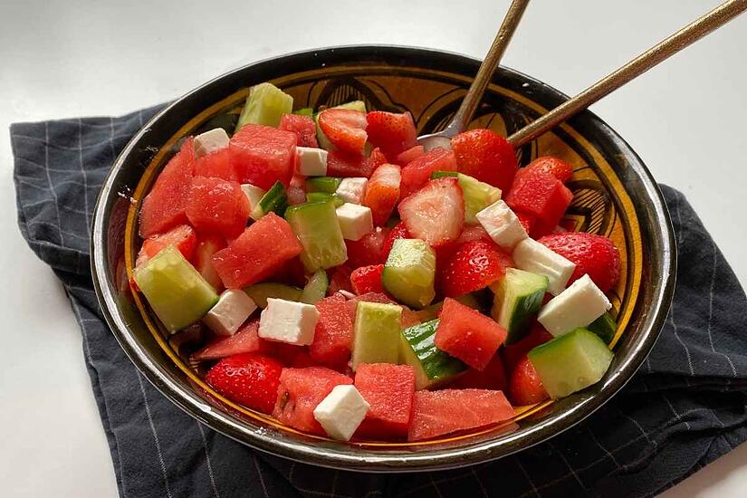 Sommersalat mit frischen Früchten
