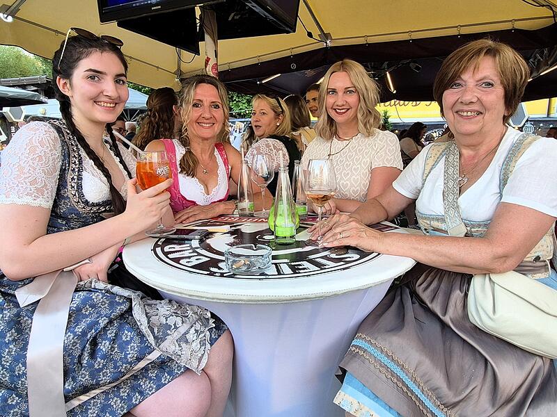 Kaum jemand kommt ohne Dirndl oder Lederhose.So fesch präsentieren sich die Freischießenbesucher Kaum jemand kommt ohne Dirndl oder Lederhose.So fesch präsentieren sich die Freischießenbesucher