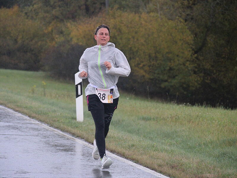 Trotz nasskaltem Herbstwetter lie&szlig;en sich die Sportler den Spa&szlig;  beim 38. Frankenwaldlauf der LG Ludwigschorgast nicht vermiesen.