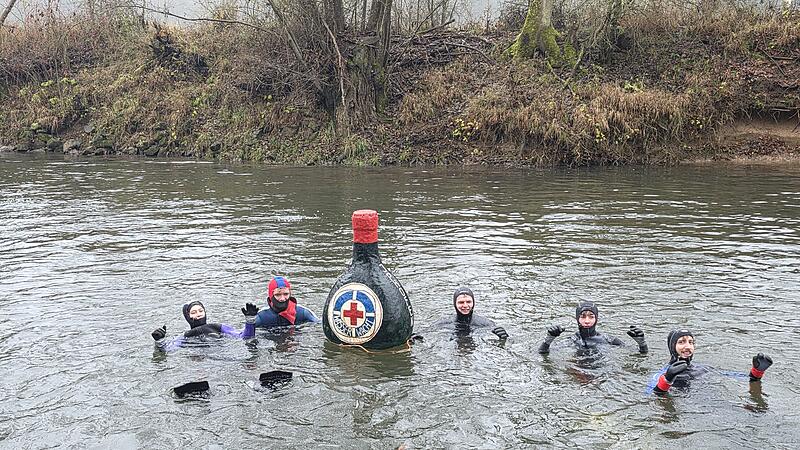 Frankenwein kann Leben retten: Der Bocksbeutel der Ortsgruppe Iphofen kann sogar als Boje herhalten.