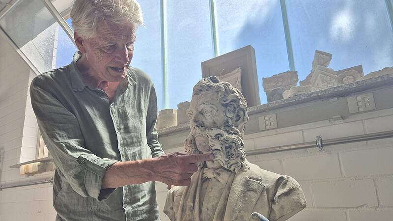 Ulrich Bauer-Bornemann in seiner neuen Werkstatt in Zeil mit der Stein-B&uuml;ste eines privaten Auftraggebers.