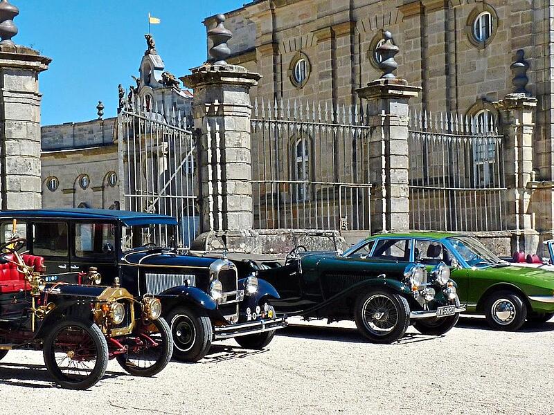 Vor der wundersch&ouml;nen Kulisse von Schloss Weissenstein pr&auml;sentieren sich fast 70 Jahre Automobilgeschichte im Wandel der Zeit (v.l.): DeDion Bouton (Baujahr 1904), Citroen AC4 (1930), Alvis Speed 20S (1933), NSU RO 80 (1968) und Mercedes Pagode 28...