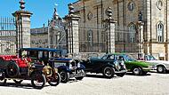 Vor der wundersch&ouml;nen Kulisse von Schloss Weissenstein pr&auml;sentieren sich fast 70 Jahre Automobilgeschichte im Wandel der Zeit (v.l.): DeDion Bouton (Baujahr 1904), Citroen AC4 (1930), Alvis Speed 20S (1933), NSU RO 80 (1968) und Mercedes Pagode 28...