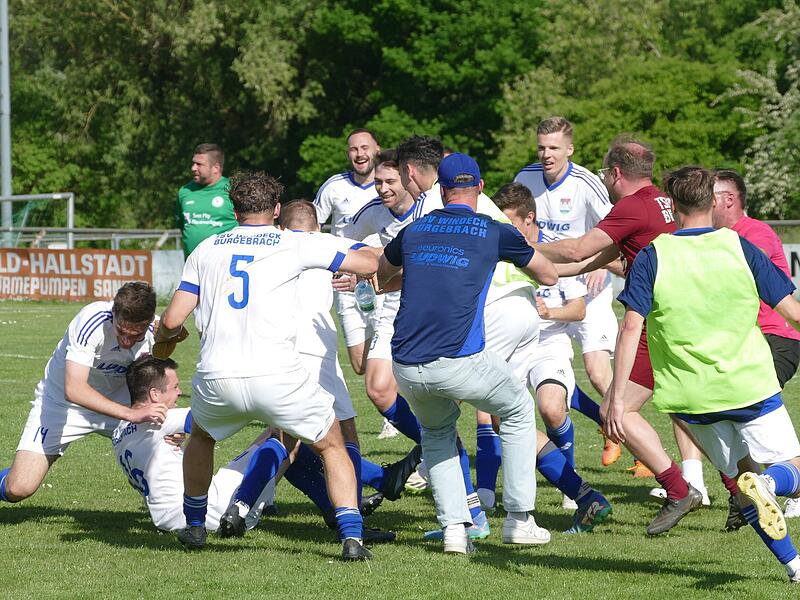 Der TSV Burgebrach bejubelt den Meistertitel in der Bezirksliga Oberfranken West nach dem 2:1 in Kemmern.TSV Burgebrach: Meister Bezirksliga West 2024/25 Der TSV Burgebrach bejubelt den Meistertitel in der Bezirksliga Oberfranken West nach dem 2:1 in Kemmern.
