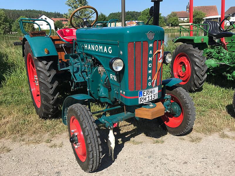 1000 Jahre Ailsbach: Die Oldtimer gl&auml;nzten und tuckerten um die Wette