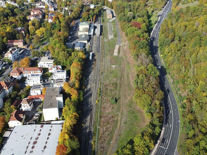 Blick aus der Drohnenperspektive auf den Bahnhof in Bad Kissingen. Nach Jahren des Verfalls und nach dem Beinahe-Verkauf arbeitet die Deutsche Bahn daran, ihn rundum zu erneuern.