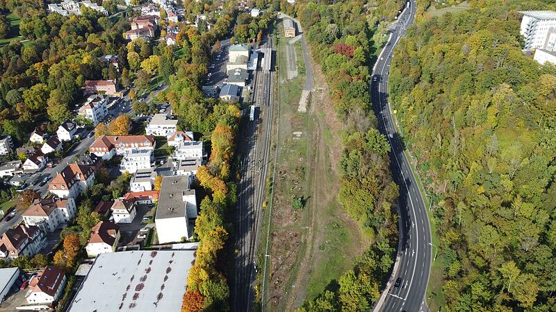 Blick aus der Drohnenperspektive auf den Bahnhof in Bad Kissingen. Nach Jahren des Verfalls und nach dem Beinahe-Verkauf arbeitet die Deutsche Bahn daran, ihn rundum zu erneuern.
