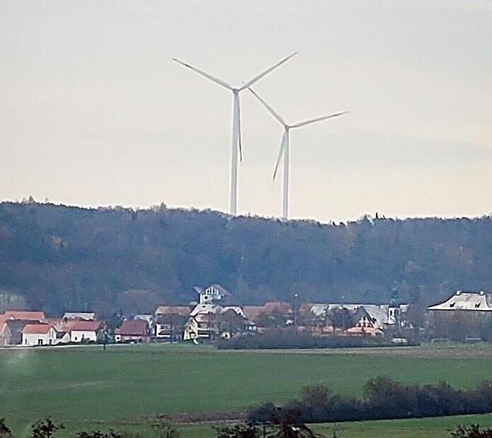 Blick auf den Windpark Birkach oberhalb von Weingartsgreuth.