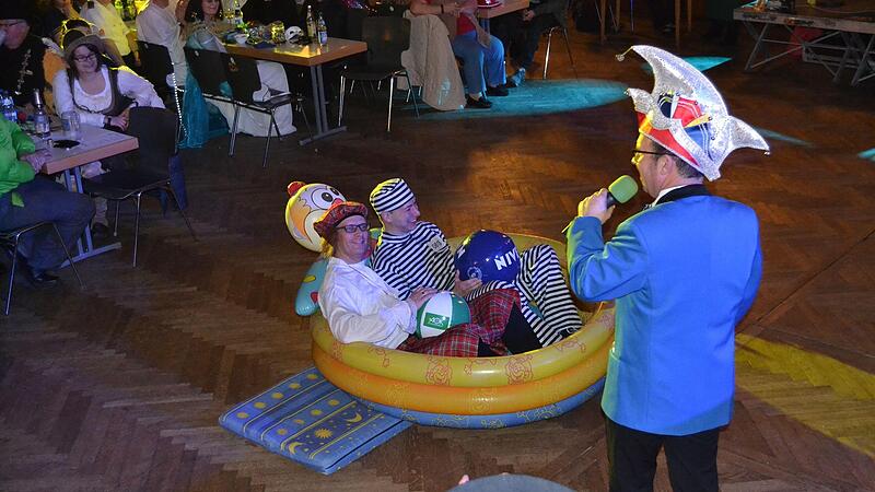 Oberb&uuml;rgermeister Uwe Kirschstein (links) und CSU-Fraktionsvorsitzender Josua Flierl in einem Boot: So eine lustige Prunksitzung wie 2018 wollen Forchheims N&auml;rrische Siedler auch in dieser Saison veranstalten. Wo, das steht allerdings noch nicht f...Forchheim & Fr&auml;nkische Schweiz