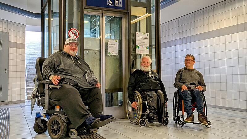 Als Zumutung beschreiben Felipe Costa (v.l.), Rudolf Zahn und Sebastian Zang die Situation mit dem defekten Aufzug an Gleis 6/8 am Bamberger Bahnhof.