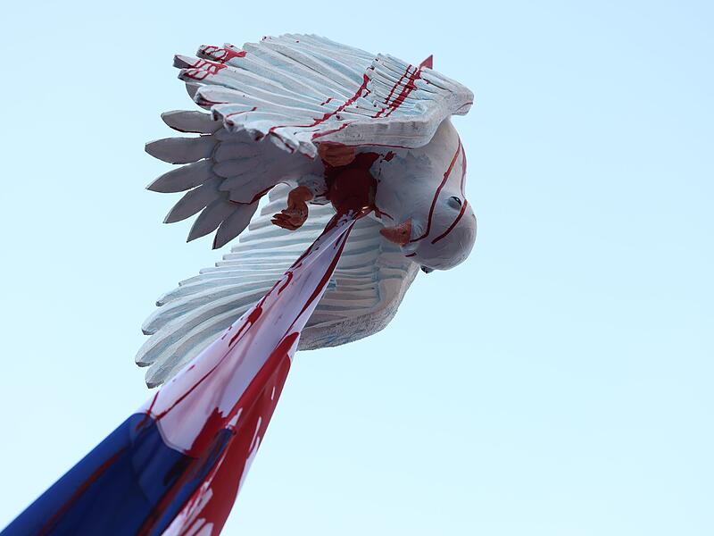 Eine mit einer russischen Fahne scheinbar erstochene blutende Friedenstaube ist Teil des Persiflagens am Chlodwigplatz, der die Friedensdemonstration am Rosenmontag anführen wird. Nach dem russischen Angriff auf die Ukraine wurde das Rosenmontagsfest abgesagt, stattdessen zieht ein Protestmarsch durch die Innenstadt - vorbei an vielen der Motivwagen, die eigentlich für den Rosenmontagszug gebaut worden waren.