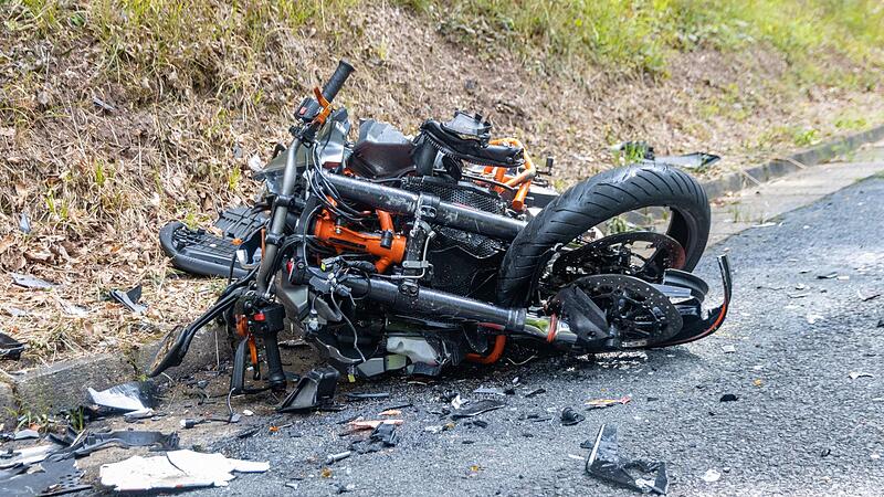 Ein Bild des Grauens, durch den Frontalaufprall wurde die Maschine des 68-Jährigen völlig zerstört, für den Fahrzeuglenker gab es keine Überlebenschance.