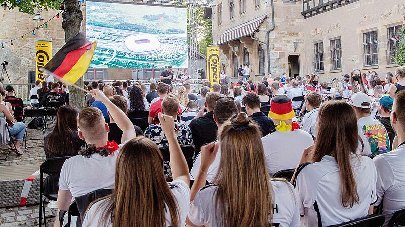 350 Menschen schauen gemeinsam ein Fu&szlig;ball-Spiel &ndash; im Jahr 2021 ein ungewohntes Bild, das auch f&uuml;r &Auml;rger im Netz sorgte.