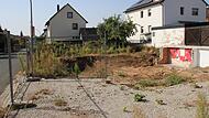 Auf diesem Grundst&uuml;ck in der Heuberger Stra&szlig;e in H&ouml;chstadt ist ein Haus mit drei Wohnungen und sechs Stellpl&auml;tzen geplant. Den vorgeschriebenen siebten Stellplatz wollten die Bauherren abl&ouml;sen. Der Bauausschuss lehnte ab und verlangt sieben Pl&auml;tze auf dem 500-Quadratmeter-Grundst&uuml;ck.