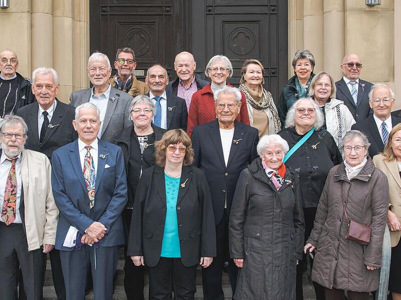 Unser Foto zeigt alle anwesenden Jubilare der Jubelkonfirmation gemeinsam vor dem Eingangsportal der Erlöserkirche. Rechts vorne Pfarrer Steffen Lübke.