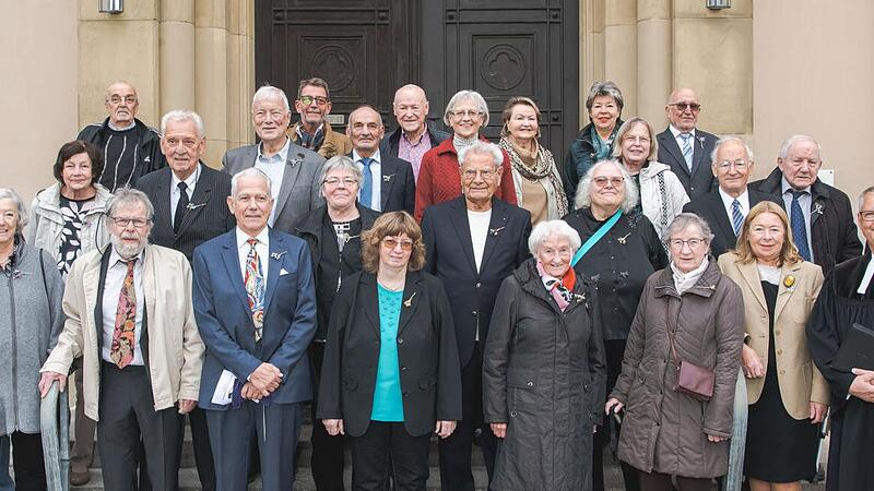 Unser Foto zeigt alle anwesenden Jubilare der Jubelkonfirmation gemeinsam vor dem Eingangsportal der Erlöserkirche. Rechts vorne Pfarrer Steffen Lübke.