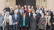 Unser Foto zeigt alle anwesenden Jubilare der Jubelkonfirmation gemeinsam vor dem Eingangsportal der Erlöserkirche. Rechts vorne Pfarrer Steffen Lübke.